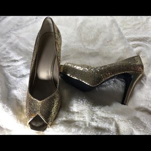 Open toed pumps with gold paillettes NWT